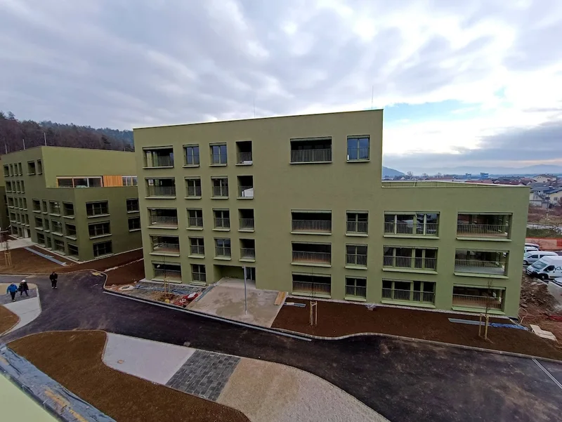 Zeleno pročelje objekta A1 s stopničasto višino ter poti in na novo oblikovane površine pred stavbo.
