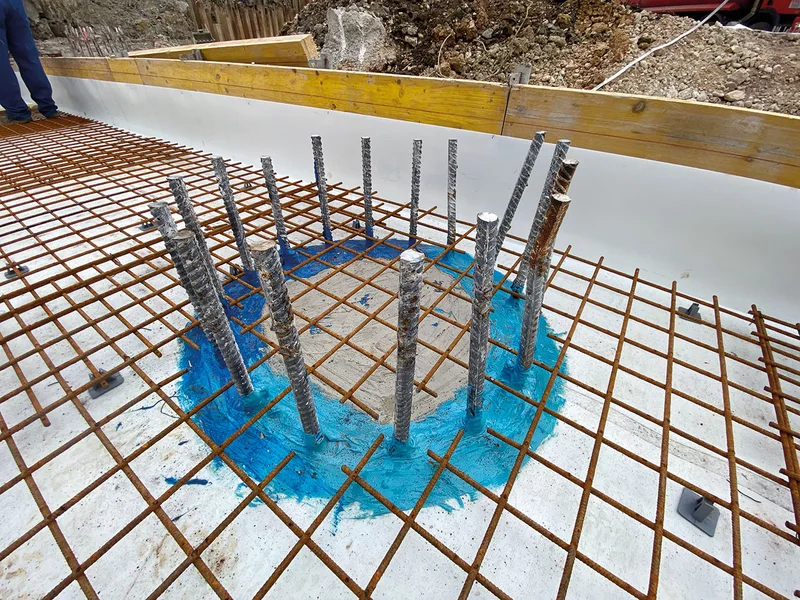 Detajl tesnjenja pilota s cementno malto Planiseal 88 in tekočo membrano Mapeproof Liquid Membrane.