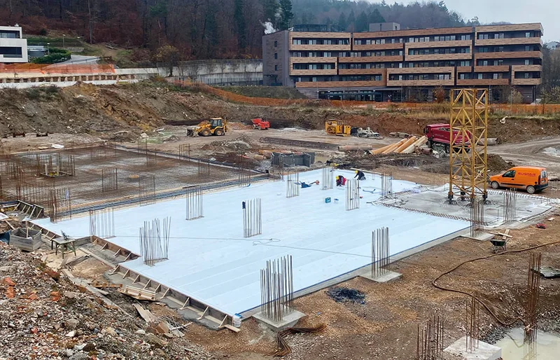 Površina z vgrajeno hidroizolacijsko membrano pred nadaljevanjem izvedbe temeljne plošče.