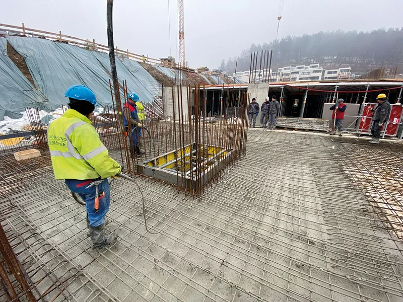 Betoniranje armiranobetonske talne plošče; membrana je predhodno položena pod konstrukcijo.