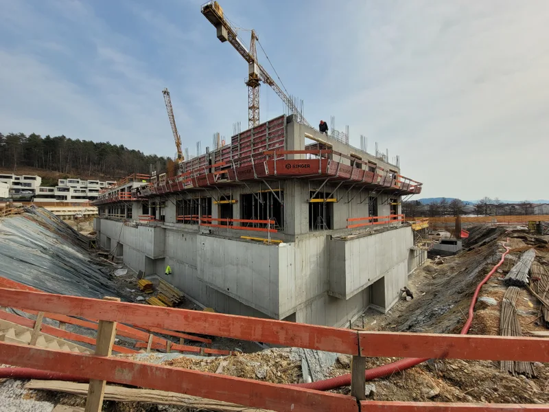 Betoniranje in opaženje nadzemnih etaž z delovnimi odri.